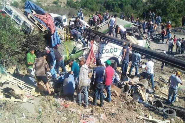 В Мексике автобус столкнулся с грузовиком, одиннадцать погибших 1