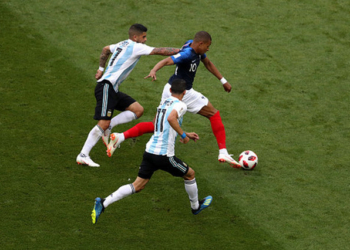 Франция обыграла Аргентину и стала первым четвертьфиналистом ЧМ-2018