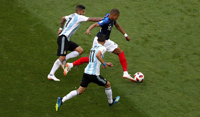 Франция обыграла Аргентину и стала первым четвертьфиналистом ЧМ-2018