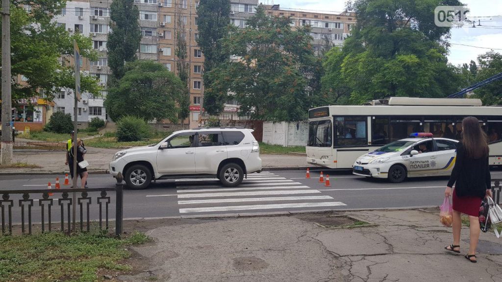 "Land Cruiser" на пешеходном переходе в центре Николаева сбил пенсионерку: пострадавшая в больнице 3