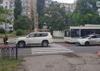 “Land Cruiser” на пешеходном переходе в центре Николаева сбил пенсионерку: пострадавшая в больнице