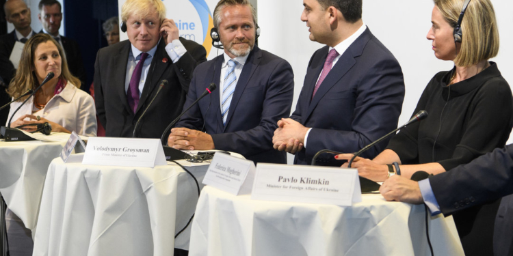 Кнут и пряник. Что говорят высокопоставленные иностранцы об украинских реформах