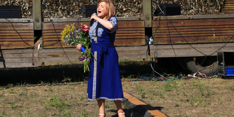 Звезда эстрады Оксана Билозир спела для украинских воинов на Широком лане