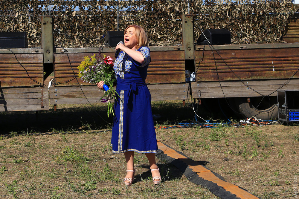 Звезда эстрады Оксана Билозир спела для украинских воинов на Широком лане 1