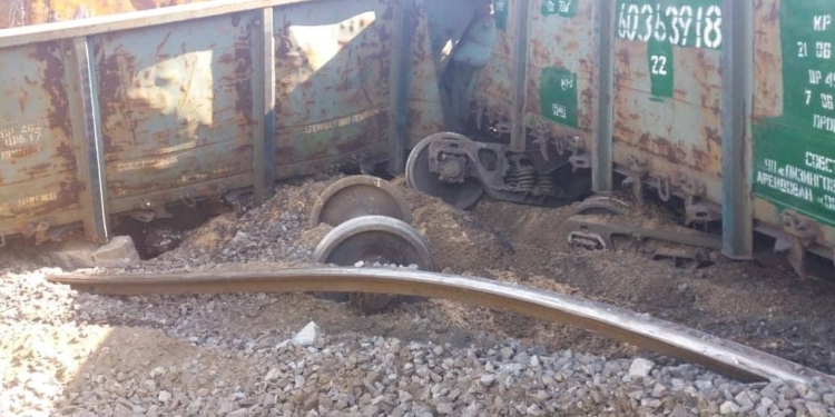 Из-за кражи болтов и скреплений железной дороги. В Днепре грузовой поезд во время движения сошел с рельсов