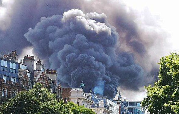 В центре Лондона вспыхнул масштабный пожар в гостинице