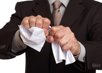 В Белом доме склеивают скотчем официальные документы, который разрывает Трамп