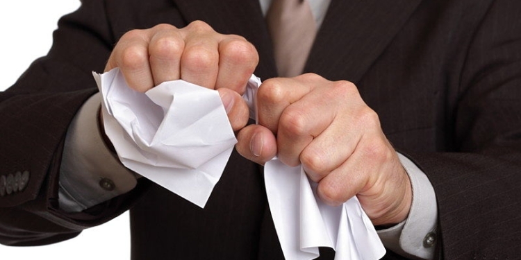 В Белом доме склеивают скотчем официальные документы, который разрывает Трамп