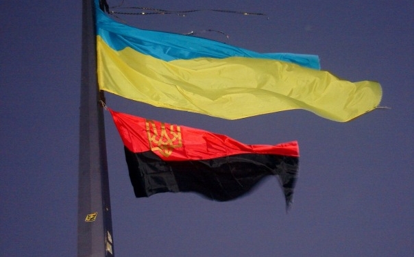 Сумской горсовет решил поднимать черно-красный флаг ОУН наряду с государственным