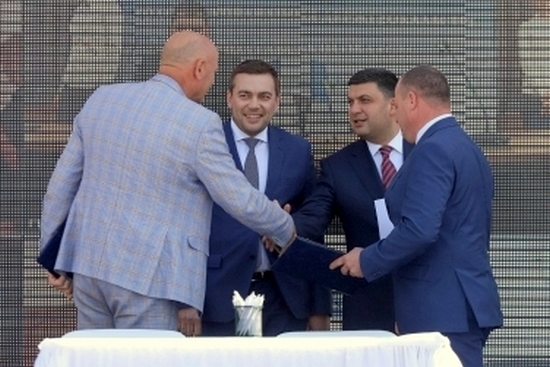 Баштанская ОТГ первой на Николаевщине получила 10 тыс.га сельхозземель – прямо из рук Гройсмана