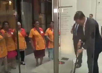 Премьер-министр Нидерландов сам вытер за собой полы под аплодисменты уборщиц