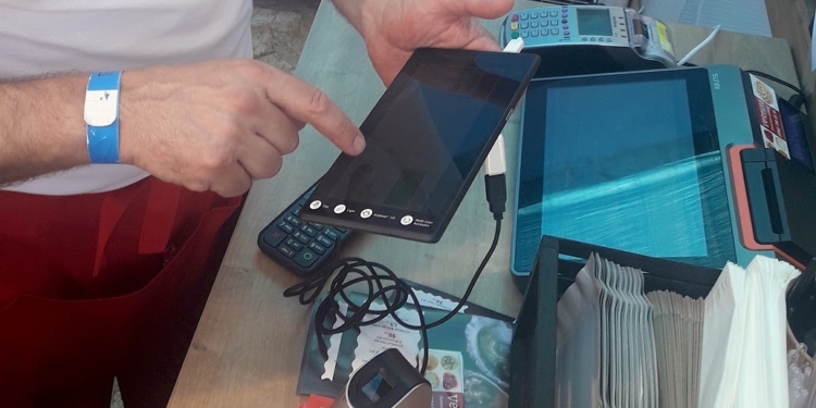 Visa, MOSST Payments и «ПриватБанк» начали тестировать в Украине оплату по отпечатку пальца без карты или смартфона