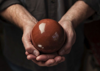 Японцы полируют до идеального блеска шары из земли