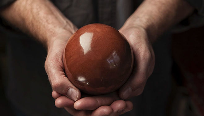 Японцы полируют до идеального блеска шары из земли