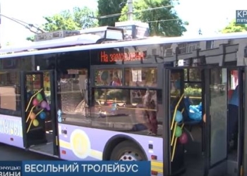 В Кременчуге новобрачные поразили всех выбором свадебного транспорта
