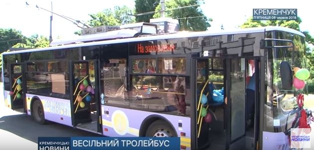 В Кременчуге новобрачные поразили всех выбором свадебного транспорта