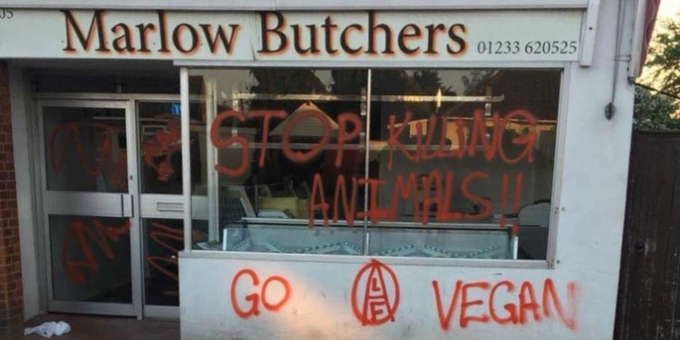 Французские мясники просят полицию защитить их от веганов