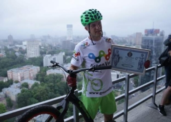 На велосипеде на небоскреб: в Киеве установил рекорд Гиннеса