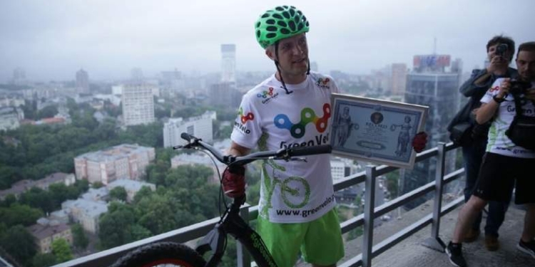 На велосипеде на небоскреб: в Киеве установил рекорд Гиннеса