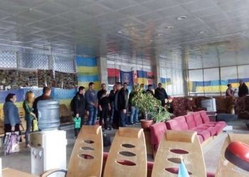 Двое пьяных военнослужащих 36-ой бригады избили 70-летнего волонтера на вокзале в Николаеве