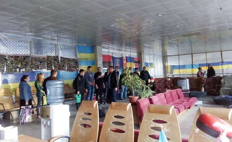 Двое пьяных военнослужащих 36-ой бригады избили 70-летнего волонтера на вокзале в Николаеве 3