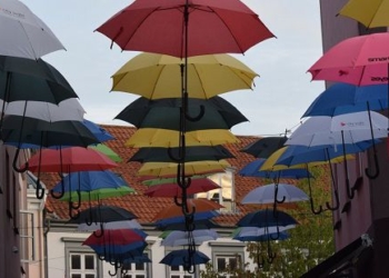 В Японии создали зонт, летающий над своим владельцем. Жаль, очень недолго