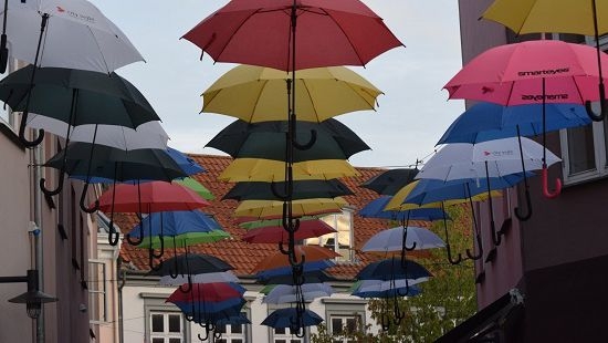 В Японии создали зонт, летающий над своим владельцем. Жаль, очень недолго