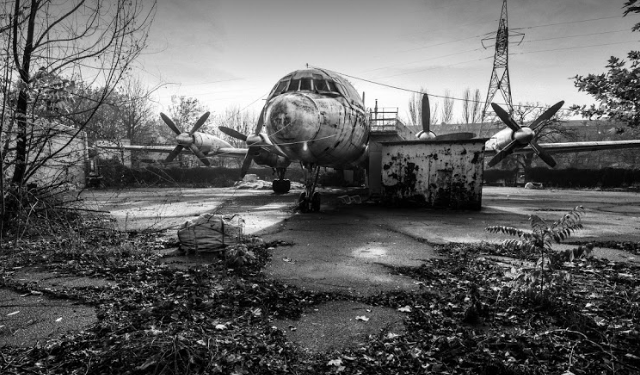 Чей самолет? В Николаеве не могут найти владельца «арт-объекта» у рынка «Колос» для уборки территории возле него