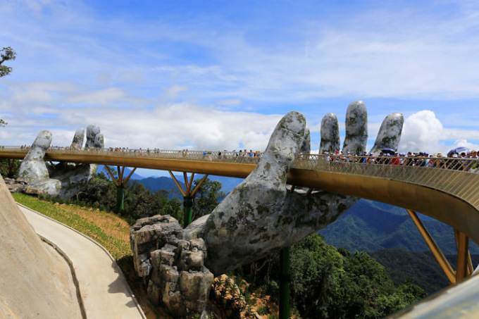 Во Вьетнаме возвели эффектный мост, который поддерживают две гигантские ладони 5