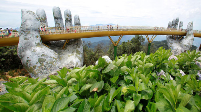 Во Вьетнаме возвели эффектный мост, который поддерживают две гигантские ладони 7