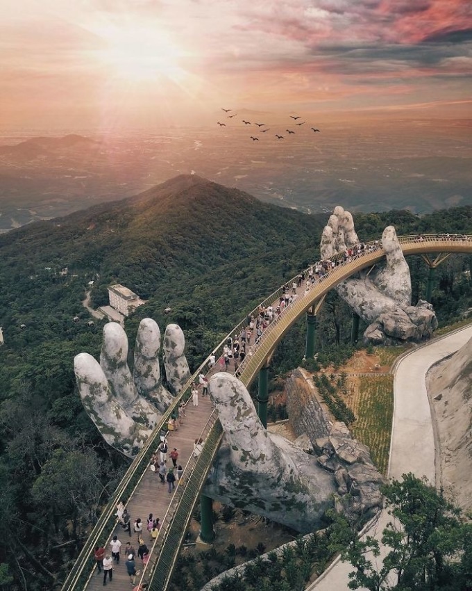Во Вьетнаме возвели эффектный мост, который поддерживают две гигантские ладони 11