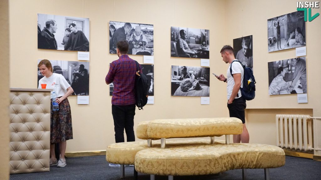 Ас украинской фотодокументалистики представил в Николаеве выставку о повседневной жизни горожан с гепатитом С 33