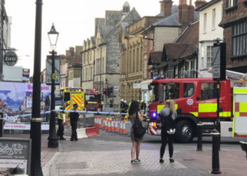 Дуют на воду: британская полиция перекрыла улицу из-за сообщения о мужчине, которому стало плохо вблизи места, где в марте отравили Скрипалей