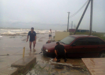 В Запорожской области размыло косу – 20 автомобилей не могут выехать с курорта