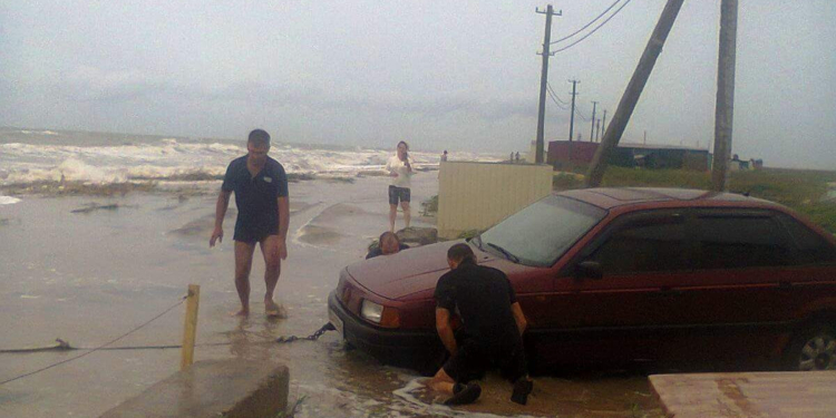 В Запорожской области размыло косу – 20 автомобилей не могут выехать с курорта