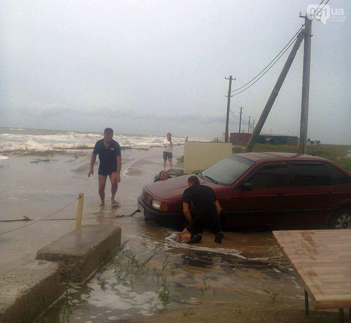 В Запорожской области размыло косу – 20 автомобилей не могут выехать с курорта