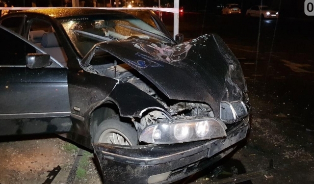 Ночное ДТП на пересечении улиц Садовая и Кузнечная в Николаеве: BMW на «евробляхах» врезался в такси