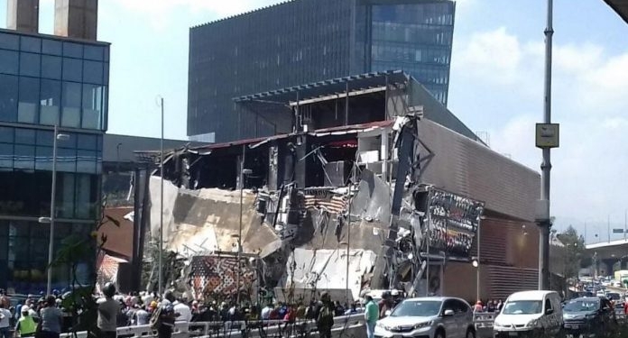 В столице Мексики среди бела дня обрушился открытый 4 месяца назад торговый центр