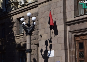 Активисты повесили два красно-черных флага на фасаде здания Николаевского горсовета