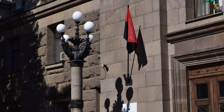 Активисты повесили два красно-черных флага на фасаде здания Николаевского горсовета