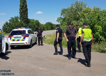 Угнанный в Донецкой области автомобиль полицейские обнаружили в Коблево. А потом была погоня, кювет и дерево