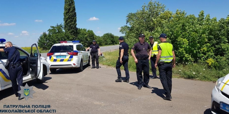 Угнанный в Донецкой области автомобиль полицейские обнаружили в Коблево. А потом была погоня, кювет и дерево
