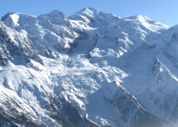 Во Франции ограничили доступ к вершине самой высокой горы в стране – Монблан