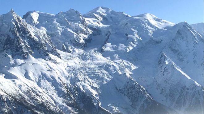 Во Франции ограничили доступ к вершине самой высокой горы в стране - Монблан 1