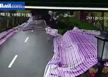 Страшно смотреть: в Китае обрушилось 50 метров эстакады