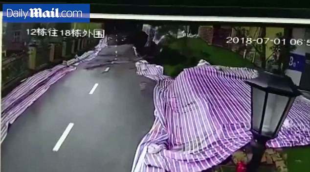 Страшно смотреть: в Китае обрушилось 50 метров эстакады 1