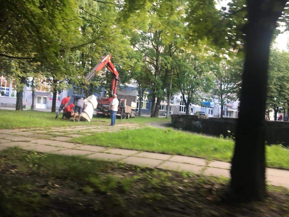 Во Львове пытались украсть памятник героям УПА 1
