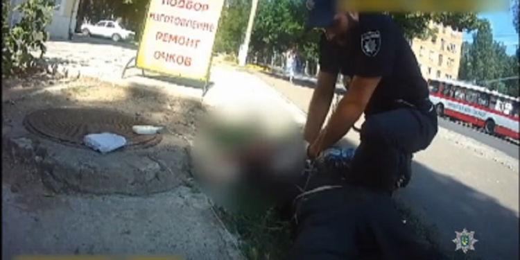 В Николаеве патрульные и медики спасли жизнь мужчине, у которого на улице остановилось сердце