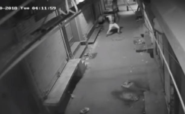 Может, это был ритуальный танец? В Индии вор станцевал перед тем, как с подельником взломал дверь магазина