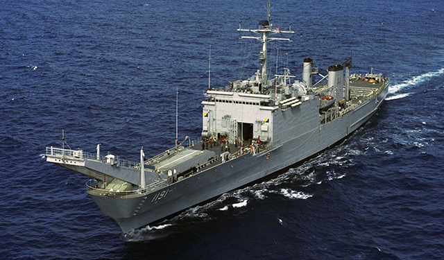 Даже списанный военный корабль можно проводить на покой достойно: американский Racine «погиб в бою»